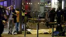 Korban yang tewas dari penembakan dan bom bunuh diri yang dilakukan teroris di Paris ditutupi sebuah kain putih, Perancis, Jumat (13/11/2015). Dikabarkan ada 140 orang tewas dalam aksi teroris tersebut. (Reuters)