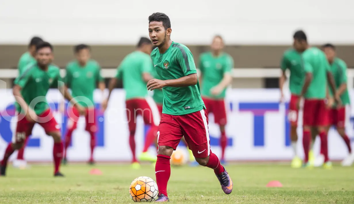 Gelandang Persib Bandung, Gian Zola, melakukan pemanasan jelang laga uji coba melawan Myanmar. Pertandingan tersebut merupakan debut bersama Timnas Indonesia bagi Zola maupun rekannya Febri Haryadi. (Bola.com/Vitalis Yogi Trisna)