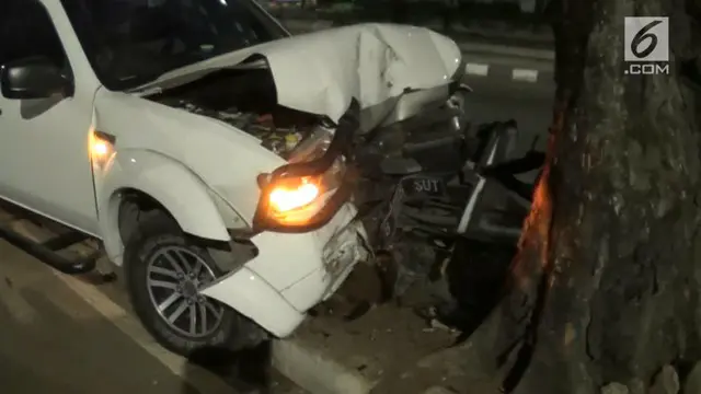 VIDEO: Mengantuk, Mobil Tabrak Pembatas Jalan