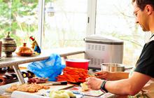 6 Alasan wanita tertarik pada pria jago masak