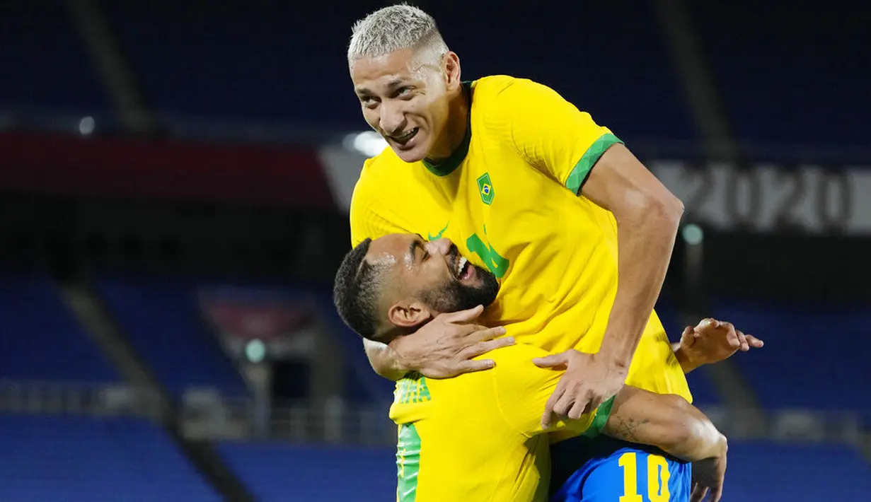 Richarlison - Penyerang Everton ini sukses membawa Brasil melangkah ke perempat final Olimpiade Tokyo 2020. Ia tampil moncer dan bercokol di puncak daftar top skorer sementara Olimpiade 2020 dengan raihan lima gol. (Foto: AP/Kiichiro Sato)