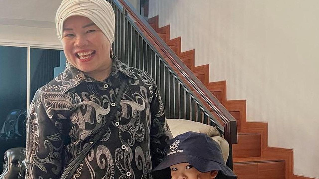Gala yang baru berusia tiga tahun tentu belum sepenuhnya mengerti tentang kedua orangtunya. Oleh karena itu dia berharap bisa dijemput sekolah orangtuanya.