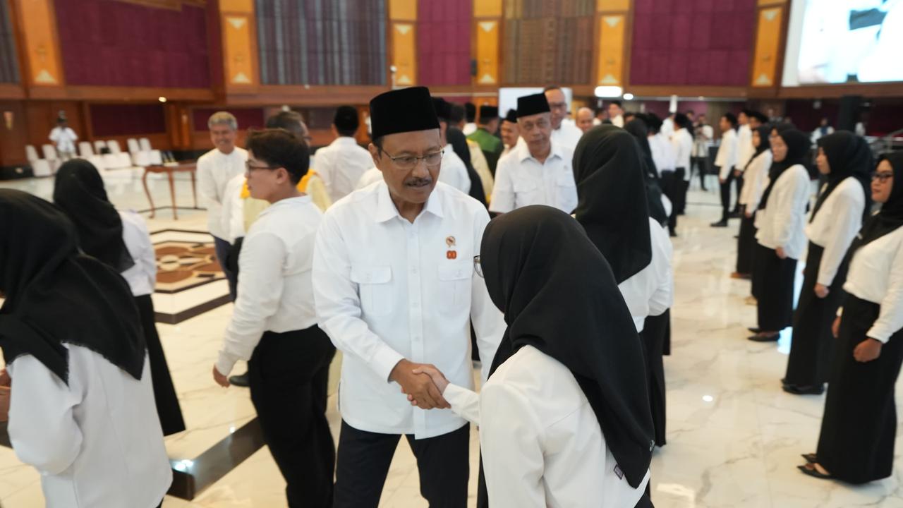 Mensos Gus Ipul Lantik 1.323 Guru Sekolah Rakyat