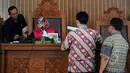 Hakim tunggal, Tati Hardianti memeriksa kelengkapan dokumen dari tergugat KPK saat sidang lanjutan praperadilan SDA di PN Jakarta Selatan, Senin (31/3). (Liputan6.com/Yoppy Renato)