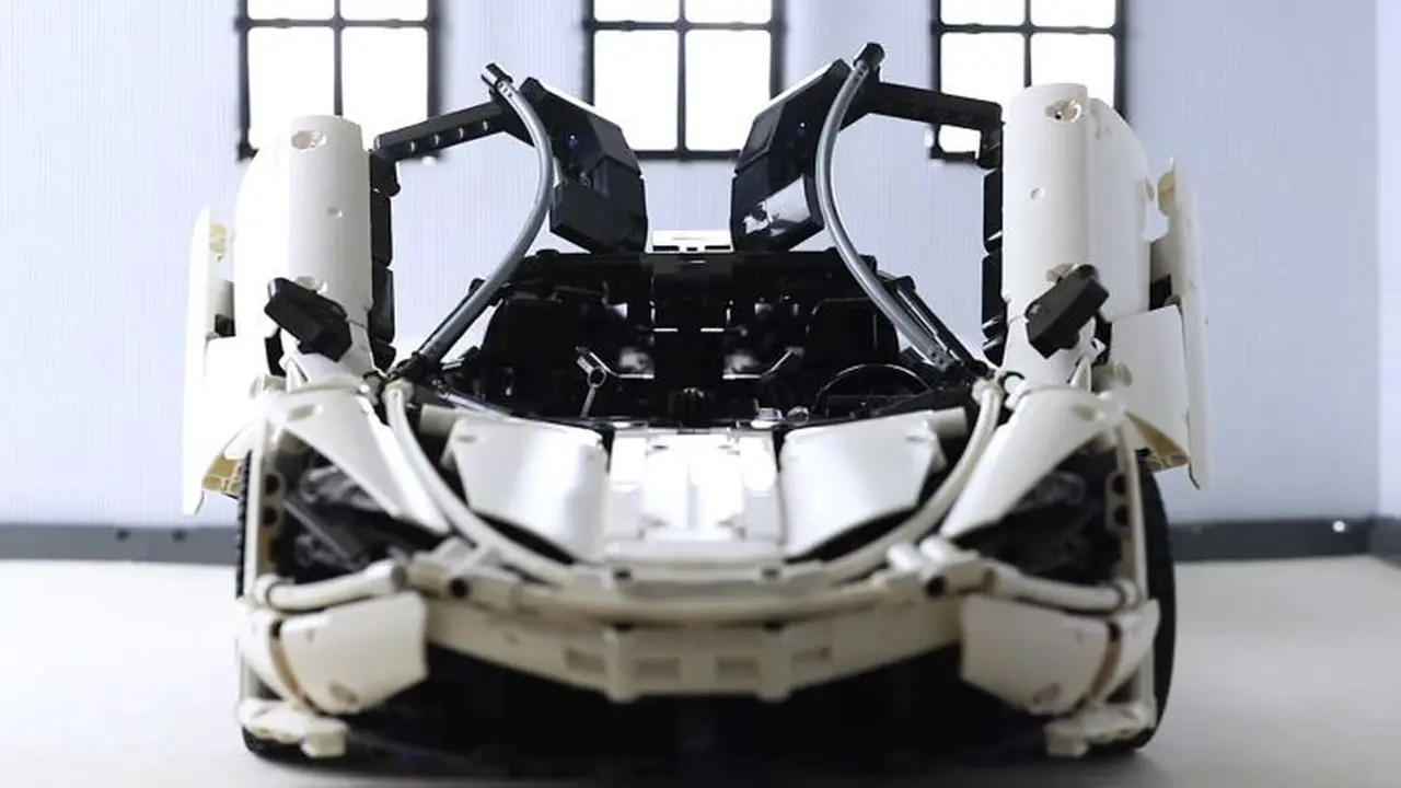 McLaren 720S dari Lego Ini Punya Detail Luar Biasa (Carscoops)
