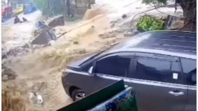 Viral Detik-Detik Tembok Gudang Dinas SDA di Jaksel Jebol Akibat Hujan Deras