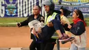 Salah satu suporter wanita Persib Bandung terlihat pingsan dan harus dievakuasi petugas di Stadion Si Jalak Harupat, (10/6/2014). (Liputan6.com/Helmi Fithriansyah)