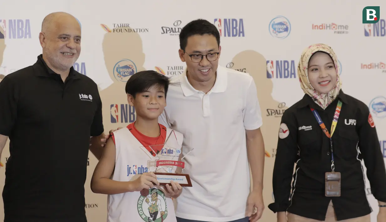 Presiden Dikrektur Emtek, Alvin W. Sariaatmadja, foto bersama saat acara penyerahan penghargaan Junior NBA di Pluit Village Mall, Minggu (29/7/2018). 16 anak terpilih menjadi Jr NBA Indonesia All-Star 2018. (Bola.com/M Iqbal Ichsan)