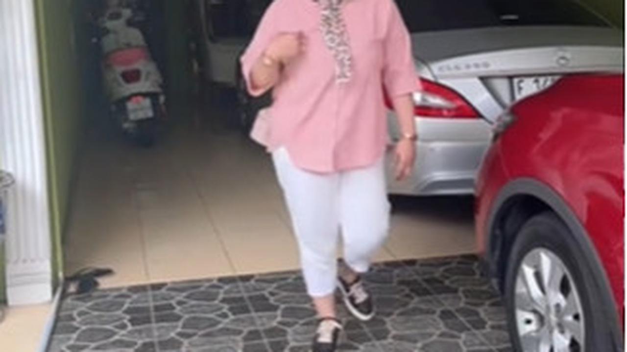Tak Hanya Cantik, Kades Viral Tertawakan Nasi Kotak Ini Miliki Rumah Mewah dan Mobil Berderet
