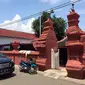 Dari depan mirip klenteng, bagian dalam Masjid Merah bergaya Arab. (Liputan6.com/Panji Prayitno)