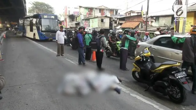 Seorang pengendara motor tewas terlindas bus APTB setelah menerobos jalur Transjakarta.
