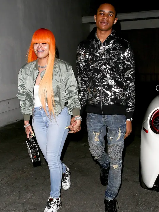 Blac Chyna dan YBN terlihat bergandengan tangan saat kencan. (BAHE / BACKGRID)