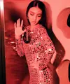 Biasa tampil anggun dan kalem, kali ini Raline Shah terlihat lebih glamor bergaya khas ratu pesta [@ralineshah]