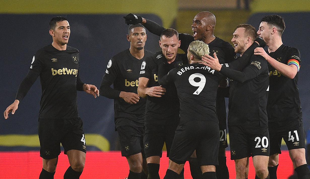 Para pemain West Ham United merayakan gol kedua yang dibuat Bek Angelo Ogbonna (tengah), dalam laga lanjutan Liga Inggris 2020/21 pekan ke-12 melawan Leeds United di Elland Road Stadium, Leeds, Jumat (11/12/2020). West Ham United menang 2-1 atas Leeds United (AFP/Oli Scarff/Pool)