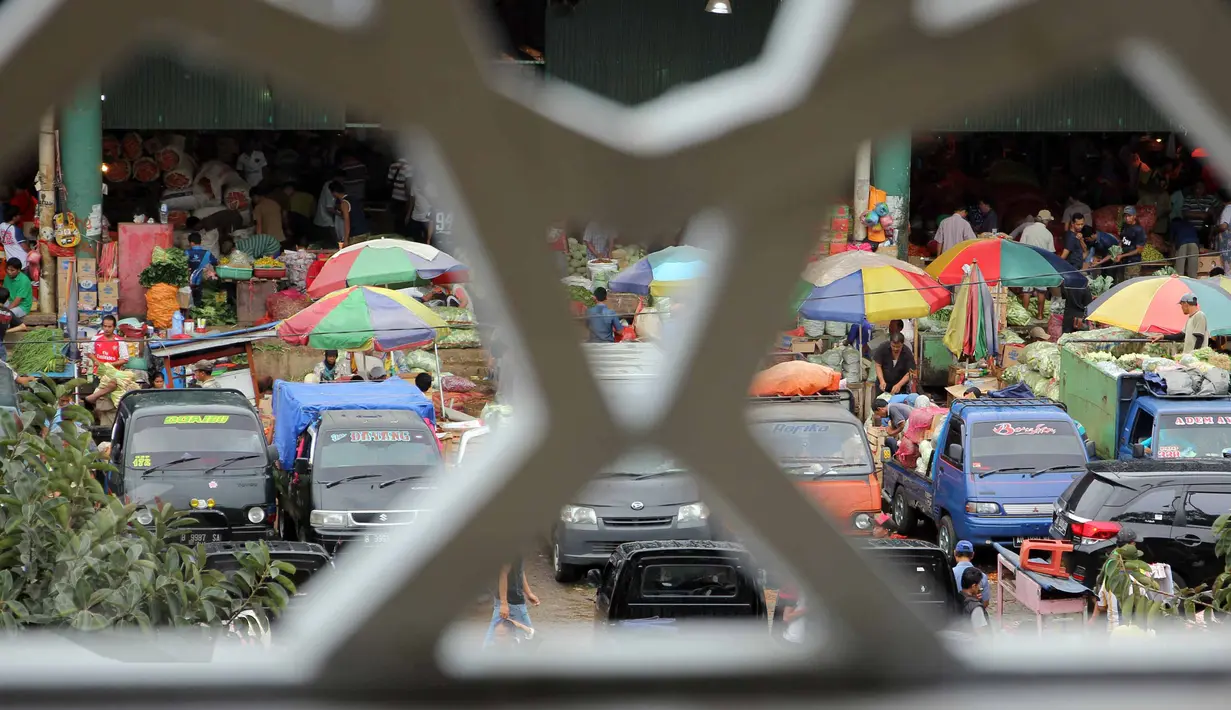 Suasana Pasar Induk Kramat Jati jelang Ramadan, Jakarta, Selasa, (9/6/2015). Mentan Andi Amran Sulaiman bekerjasama dengan Kemendag dan Bulog untuk menggelar pasar murah sebagai upaya antisipasi kenaikan harga jelang Ramadan. (Liputan6.com/Helmi Afandi)