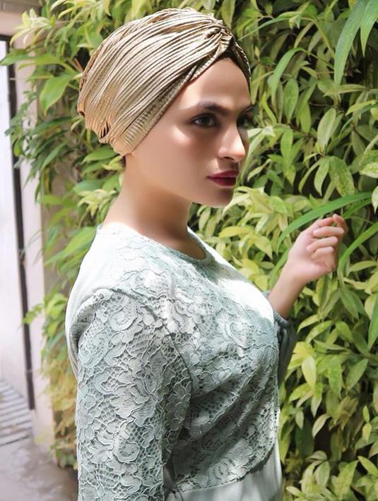 FOTO: Gaya Modis Asha Shara Kenakan Dress dengan Turban - Hot Liputan6.com