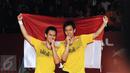 Ganda putra Indonesia, M Ahsan/Hendra Setiawan menggigit medali usai menumbangkan Liu Xiaolong/QiuZihan (Tiongkok) di final Total BWF World Championships 2015, Jakarta, Minggu (16/8/2015). Ahsan/Hendra unggul 21-17, 21-14.(Liputan6.com/Helmi Fithriansyah)