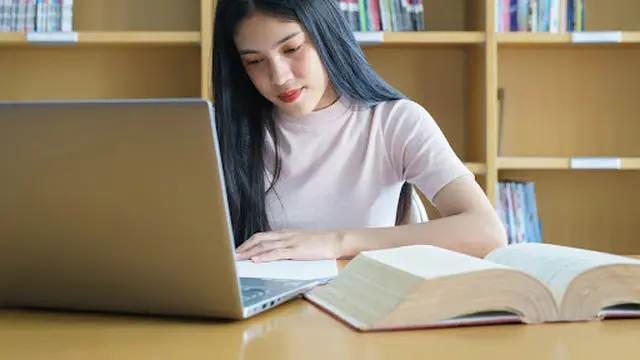 Ilustrasi mahasiswa sedang mengerjakan tugas di perpustakaan