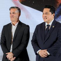 Pelatih anyar Timnas Indonesia, John Herdman, bersama Ketua Umum PSSI, Erick Thohir. (Bola.com/Bagaskara Lazuardi)