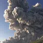 Gunung Sinabung memuntahkan material vulkanik saat terjadi letusan di Karo, Sumatera Utara, Selasa (2/3/2021).  Saat ini, Gunung Sinabung, berada pada Level III atau Siaga. (AP Photo/Sastrawan Ginting)