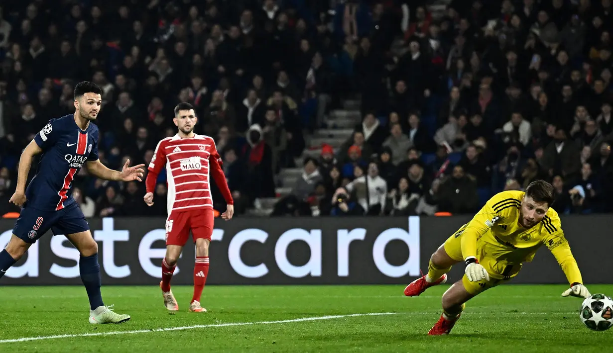 Aksi Goncalo Ramos pada menit ke-76 menambah jarak gol kemenangan PSG atas Brest. (JULIEN DE ROSA/AFP)
