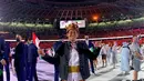 Peselancar Rio Waida juga tak luput dari perhatian warga +62. Pria berdarah Jepang ini ditunjuk memimpin rombongan mengenakan Payas Madya pada saat parade pembukaan Olimpiade (Instagram/riowaida_).