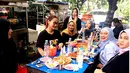 Meski hidup dengan banyak harta, bukan tidak membuatnya bergensi saat makan dipinggir jalan. Hal itu terlihat dalam foto bersama dengan teman-temannya yang sedang makan di pinggir jalan. (Instagram/inul.d)