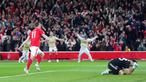 Pemain Nottingham Forest, Chris Wood, merayakan gol ke gawang Aston Villa dalam pertandingan leg pertama semifinal Liga Europa 2025/26 di The City Ground, Nottingham pada Jumat dini hari WIB. (David Davies/PA via AP)