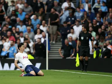 Penyerang Tottenham, Son Heung-min berselebrasi usai mencetak gol ke gawang Manchester City pada pertandingan Liga Inggris di Stadion Tottenham Hotspur di London, Minggu (15/8/2021). Tottenham menang atas City 1-0 lewat gol tunggal Son. (AP Photo/Ian Walton)