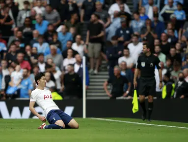 Penyerang Tottenham, Son Heung-min berselebrasi usai mencetak gol ke gawang Manchester City pada pertandingan Liga Inggris di Stadion Tottenham Hotspur di London, Minggu (15/8/2021). Tottenham menang atas City 1-0 lewat gol tunggal Son. (AP Photo/Ian Walton)