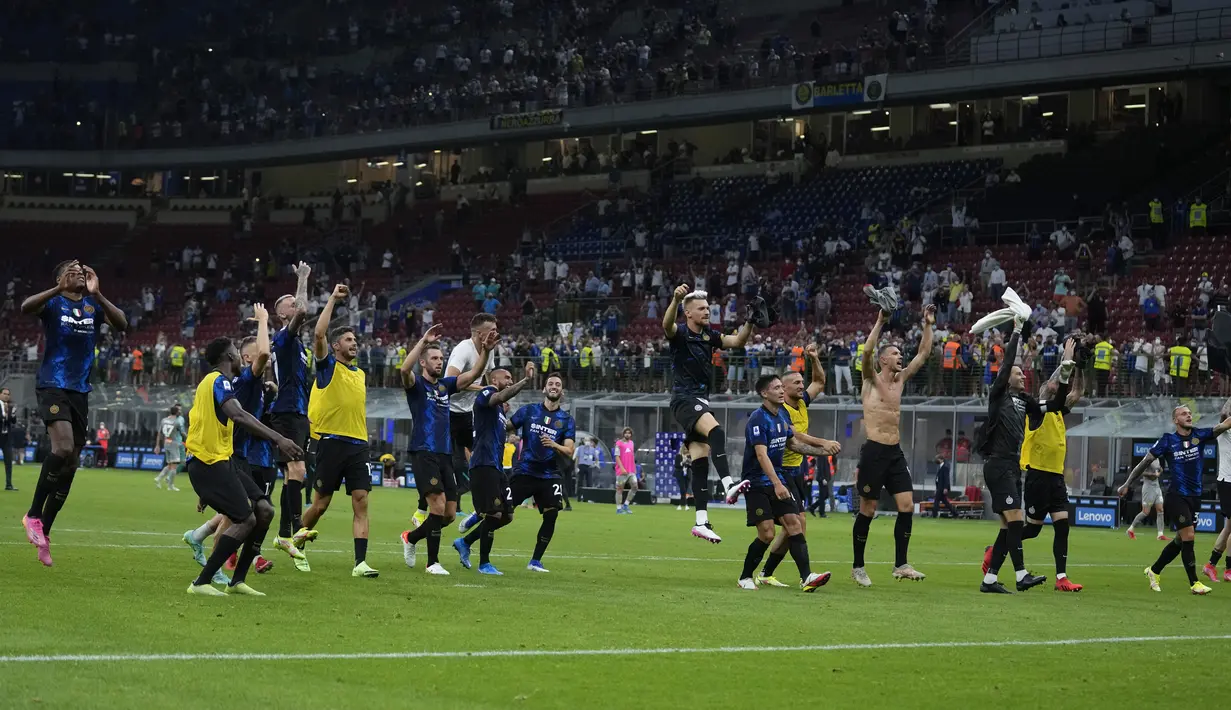 Para pemain Inter Milan merayakan kemenangan 4-0 di akhir pertandingan perdana Liga Serie A Italia melawan Genoa, di stadion San Siro di Milan, Italia, Sabtu, 21 Agustus 2021. (AP Photo/Antonio Calanni)