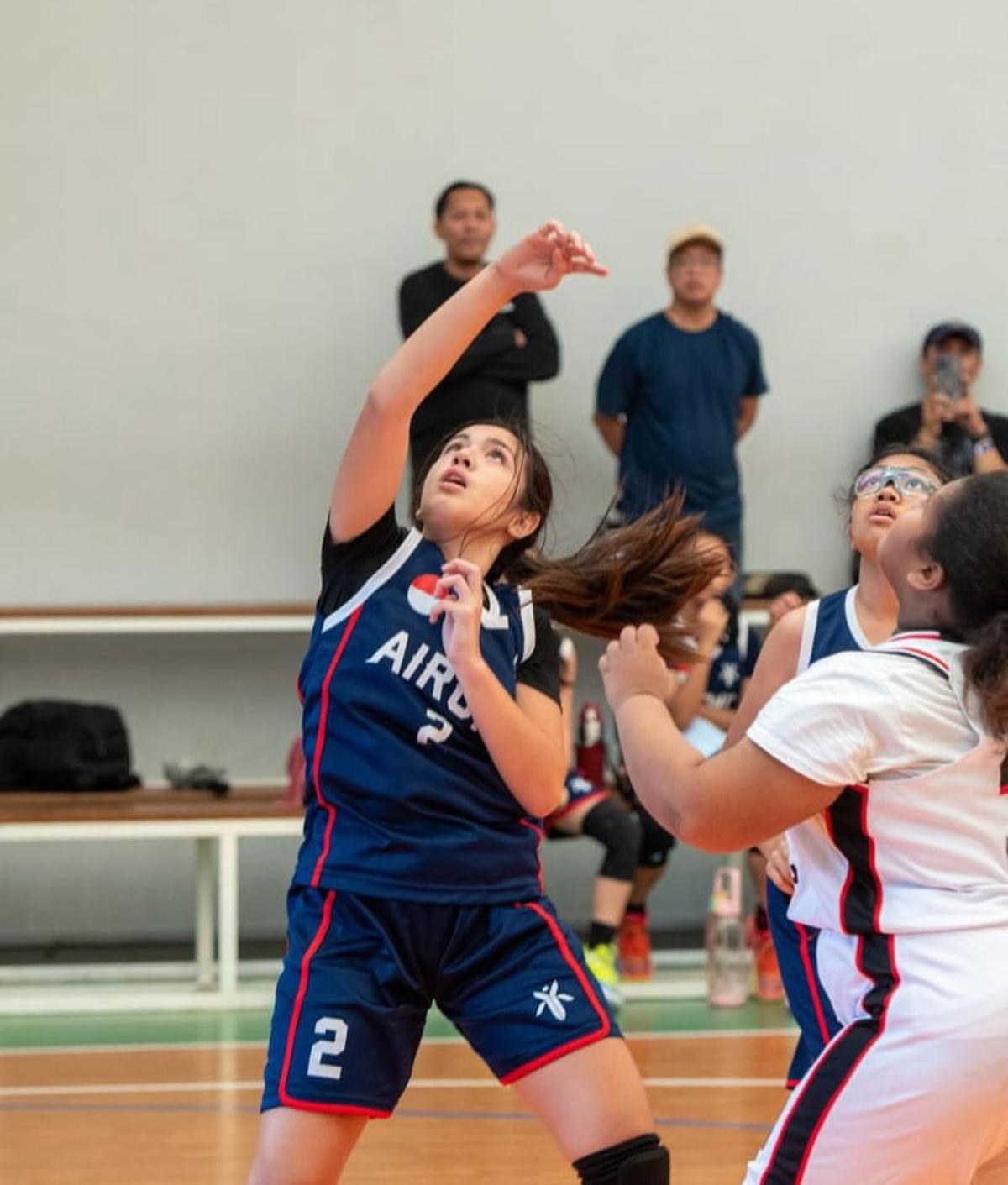 7 Potret Mikhayla Bakrie Main Basket, Paras Cantiknya Disebut Duplikat Nia Ramadhani