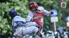 Murid Taekwondo Indonesia Manroe Club mengikuti latihan rutin di kawasan Kanal Banjir Timur (KBT), Jakarta Timur, Senin (16/8/2021). Taekwondo Manroe menggelar latihan di ruang terbuka akibat pemerintah meniadakan sementara olahraga di GOR selama pandemi COVID19. (merdeka.com/Iqbal S. Nugroho)
