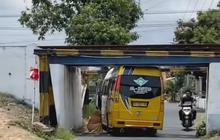 Mobil Elf Tersangkut Portal Underpass, KAI Ingatkan Bahaya bagi Perjalanan Kereta Api