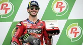 Pebalap Ducati Lenovo Team, Francesco Bagnaia merayakan kemenangannya di posisi terdepan pada sesi kualifikasi MotoGP Thailand di Sirkuit Internasional Buriram, Sabtu 26 Oktober 2024. (Lillian SUWANRUMPHA/AFP)