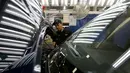 Teknisi mengecek kap mesin mobil MINI Countryman di pabrik perakitan Gaya Motor, Sunter, Jakarta, Kamis (6/9). New Mini Countryman yang dirakit di Indonesia hadir dalam dua varian. (Liputan6.com/Fery Pradolo)