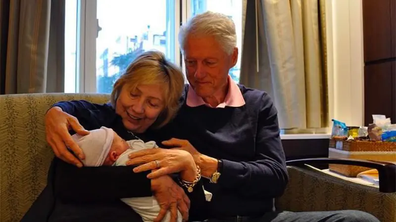 Bill dan Hillary Clinton, terlihat bahagia dengan cucu kedua mereka, Aidan