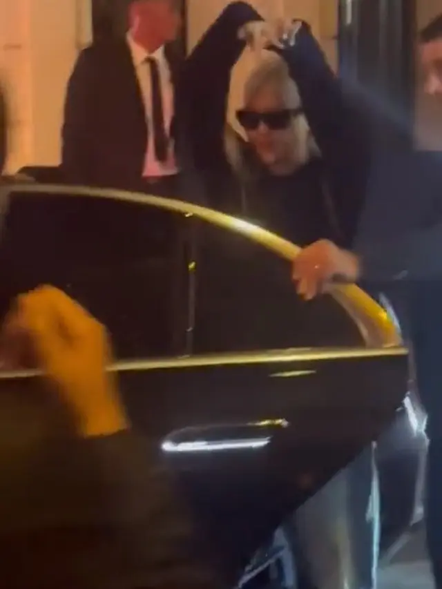 Jisoo dan Rosé BLACKPINK Ikut Menyaksikan Penampilan Lisa di Crazy Horse