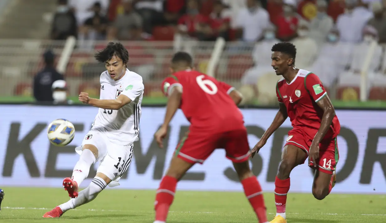 Penyerang Jepang, Kaoru Mitoma berusaha menembak bola ke arah gawang Oman pada pertandingan kualifikasi Piala Dunia FIFA Qatar 2022 di Sultan Qaboos Sports Complex, Muscat, Oman, Rabu (17/11/2021). Kemenangan ini membawa Jepang menuju posisi kedua klasemen Grup B. (AP Photo/Kamran Jebreili)