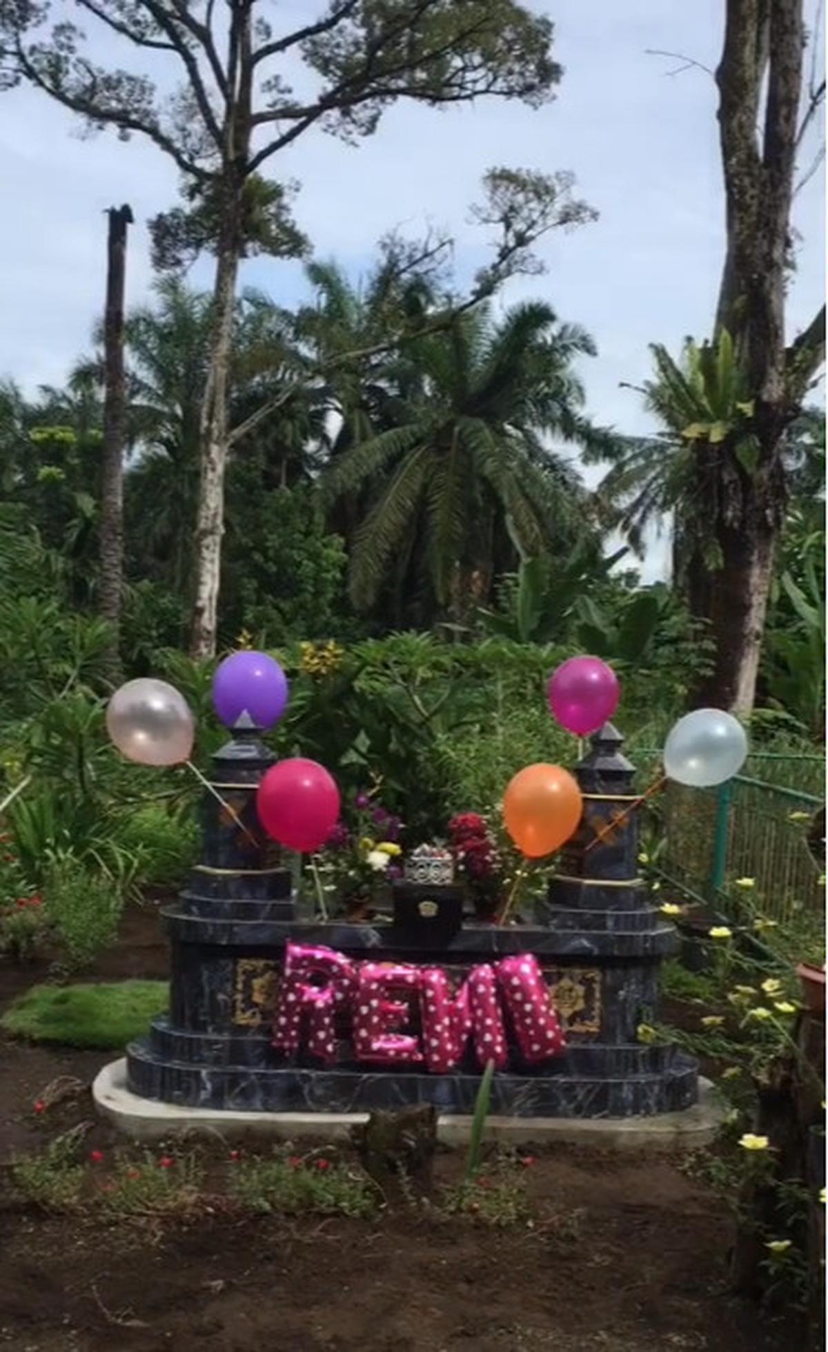 Viral Momen Orang Tua Rayakan Ulang Tahun Anaknya yang Sudah Meninggal, Kuburan di Hiasi Balon hingga Kue Ultah