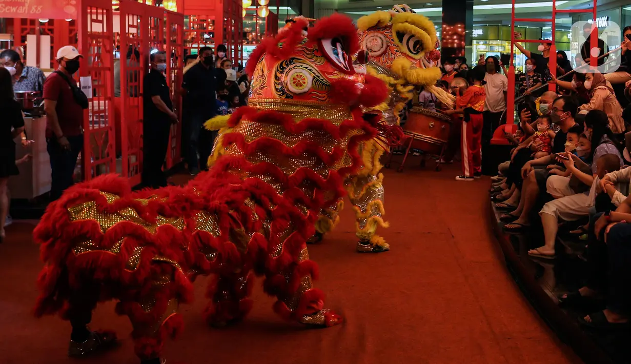 Barongsai beratraksi di salah satu pusat perbelanjaan di mal kawasan Jakarta, Minggu (30/1/2022). Dalam rangka menyambut Tahun Baru Imlek, Mal di Jakarta menghadirkan atraksi barongsai yang untuk menghibur pengunjung dan menarik daya beli masyarakat. (Liputan6.com/Johan Tallo)