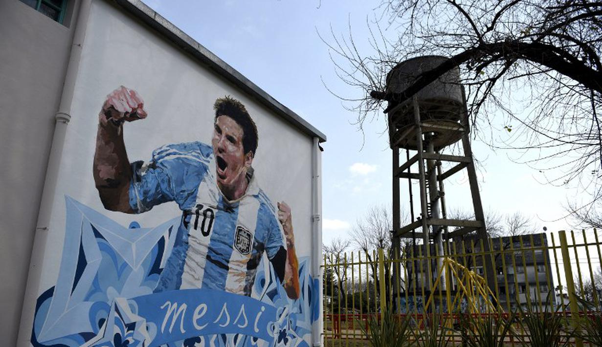 Mural Lionel Messi ini menjadi hiasan utama di dinding sekolah dasar Messi ini. (AFP Photo/Hector Rio)