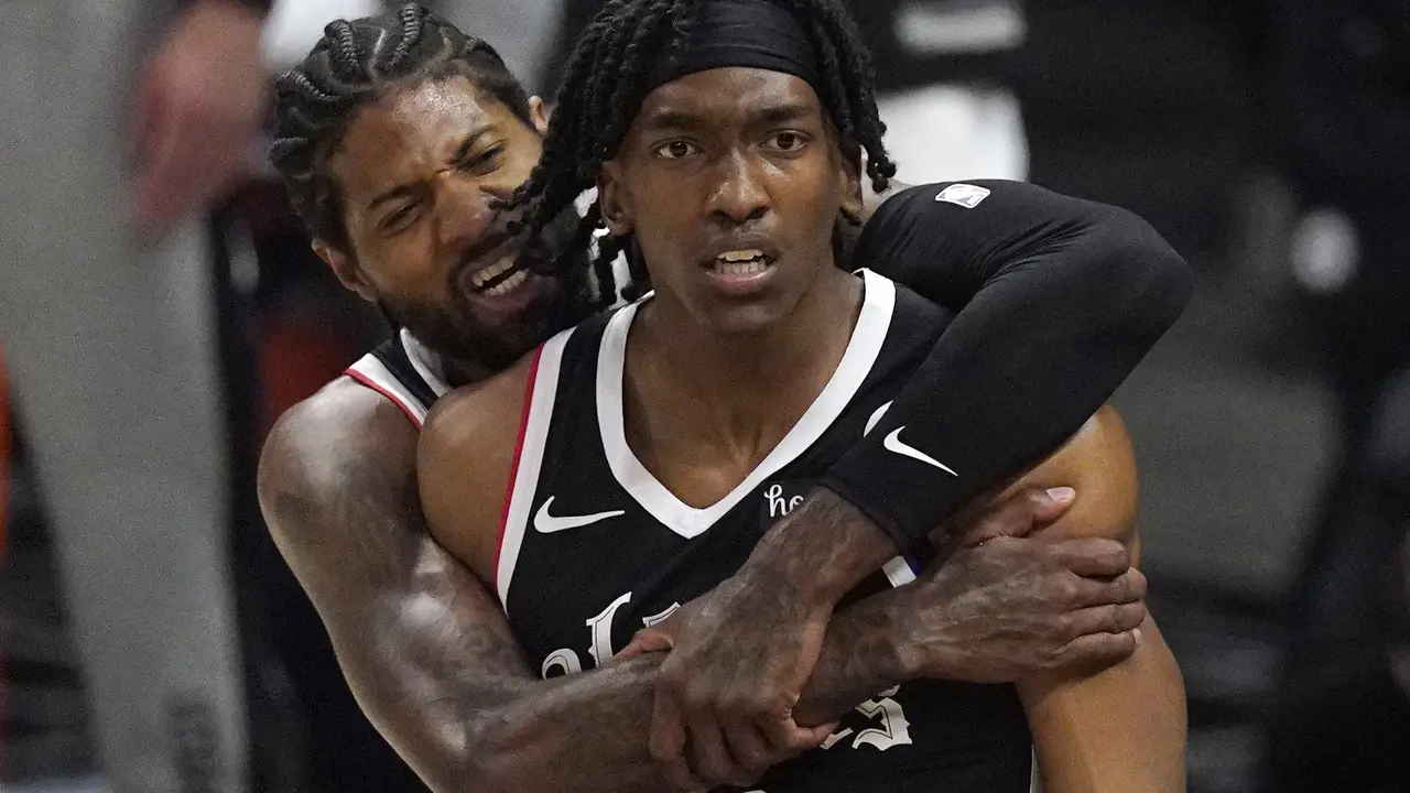 Guard Los Angeles Clippers, Paul George (belakang) memeluk rekan setimnya, Terance Mann dalam babak play-off NBA.