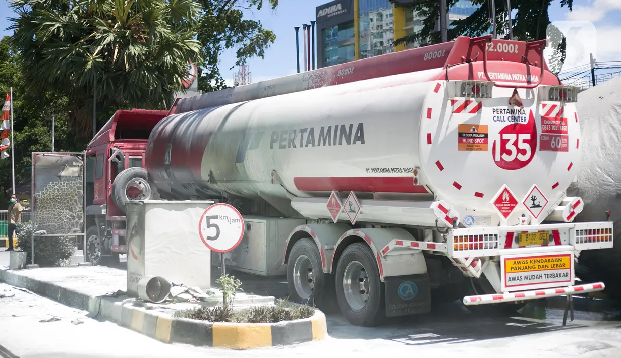 Kondisi mobil Pertamina pascaledakan di SPBU kawasan MT Haryono, Jakarta, Selasa (1/12/2020). Ledakan diduga terjadi saat prosesi pengisian BBM dari mobil ke tempat penampungan. (Liputan6.com/Faizal Fanani)