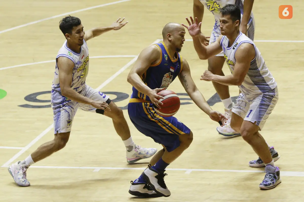 Foto: Aksi Memukau Arki Wisnu Saat Satria Muda Tumbangkan Prawira Bandung di IBL 2022