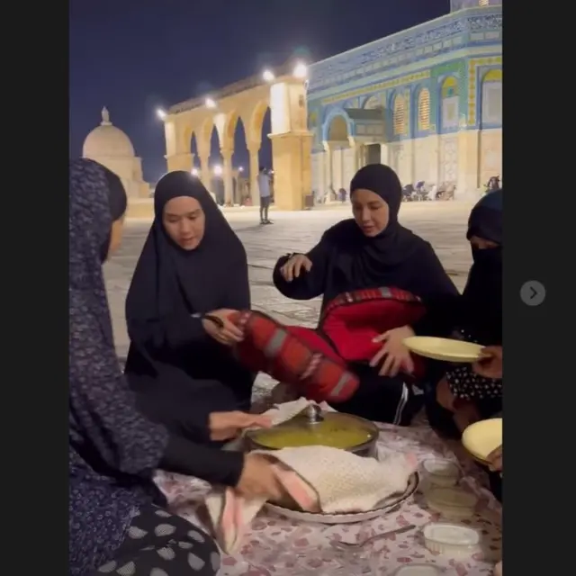 Usai Bikin Video Wasiat, Zaskia Adya Mecca Makan Malam di Kawasan Masjid Al Aqsa yang Dikuasai Israel.