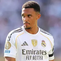 Trent Alexander-Arnold #12 dari Real Madrid C.F. menyaksikan pertandingan perempat final Piala Dunia Antarklub 2025 antara Real Madrid CF dan Borussia Dortmund di Stadion MetLife pada 5 Juli 2025 di East Rutherford, New Jersey. (Luke Hales/Getty Images via AFP)