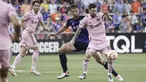 Penyerang Inter Miami Lionel Messi mengontrol bola di samping bek FC Cincinnati Matt Miazga  pada babak semifinal US Open Cup 2023 di TQL Stadium, Cincinnati, Kamis (24/8/2023) pagi WIB.  (AP Photo/Joshua A. Bickel)