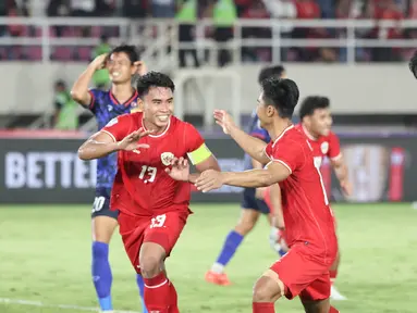 Pemain Timnas Indonesia, Muhammad Ferarri melakukan selebrasi setelah mencetak gol ke gawang Laos pada laga lanjutan Grup B Piala AFF 2024 di Stadion Manahan, Solo, Jawa Tengah, Kamis (12/12/2024). (Bola.com/Abdul Aziz)