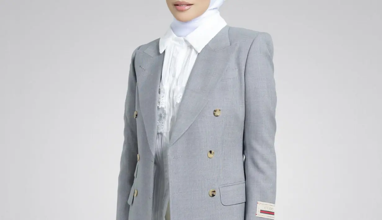 Bergaya super formal, Melly Goeslaw andalkan blazer dengan aksen kancing yang memberikan kesan elegan pada tampilan.  [Foto: Instagram/ Melly Goeslaw]